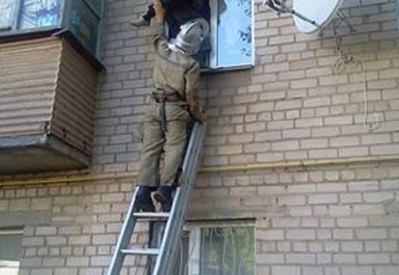 Вінницькі рятувальники екстрено відчинили двері квартири, де перебувала літня жінка