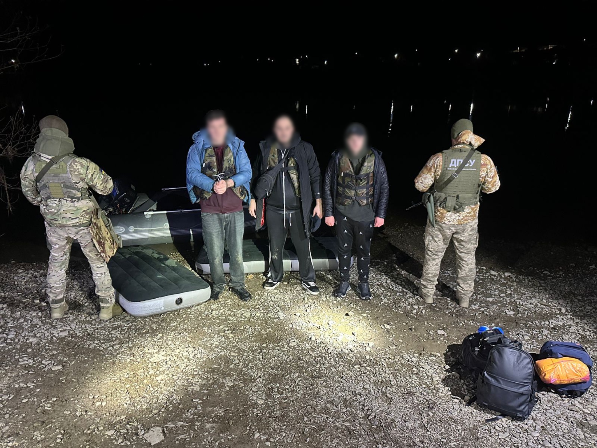 Нічна втеча через Дністер: прикордонники затримали чоловіків на надувних матрацах