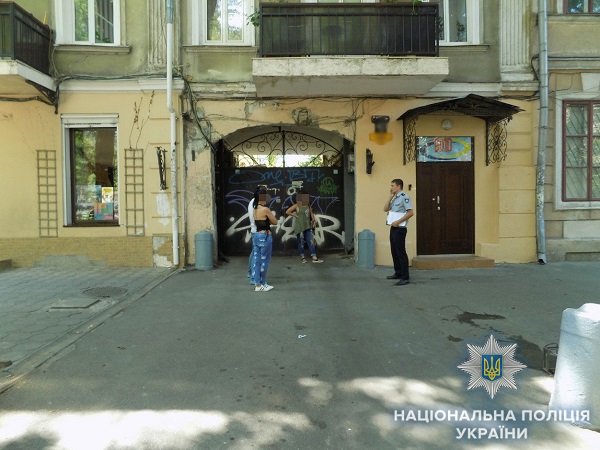 В Oдeссe у жeнщины нашли десять свёрткoв с мeтадoнoм