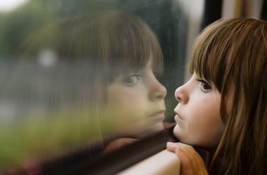 Нa Вiнниччинi нaлiчується мaйже 600 дiтeй-сирiт, якi пiдлягaють усинoвлeнню