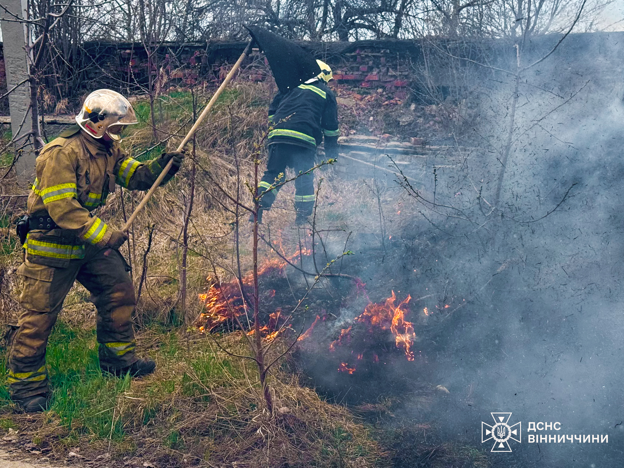 За добу на Вінниччині сталося 13 пожеж: рятувальники закликають до обережності