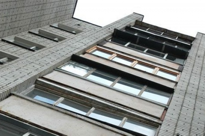 Нещастя у Калуші: молодий чоловік випав з дев’ятого поверху