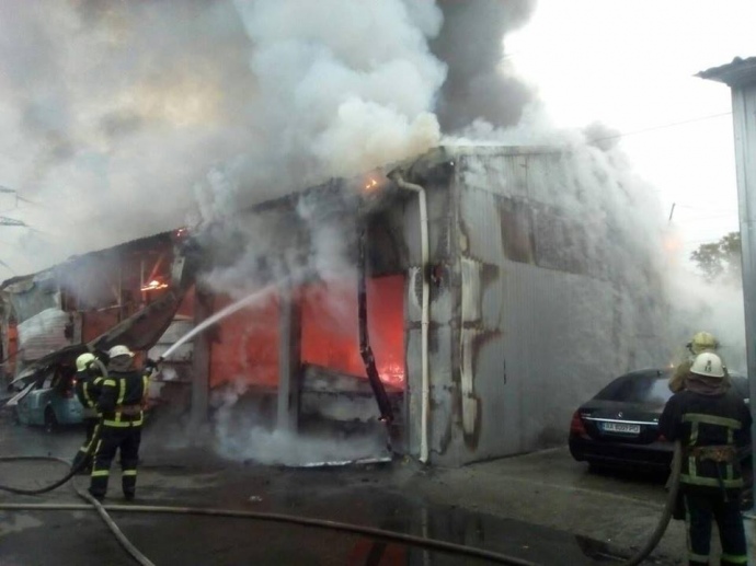 У Києві горіла СТО: постраждали 7 автомобілів