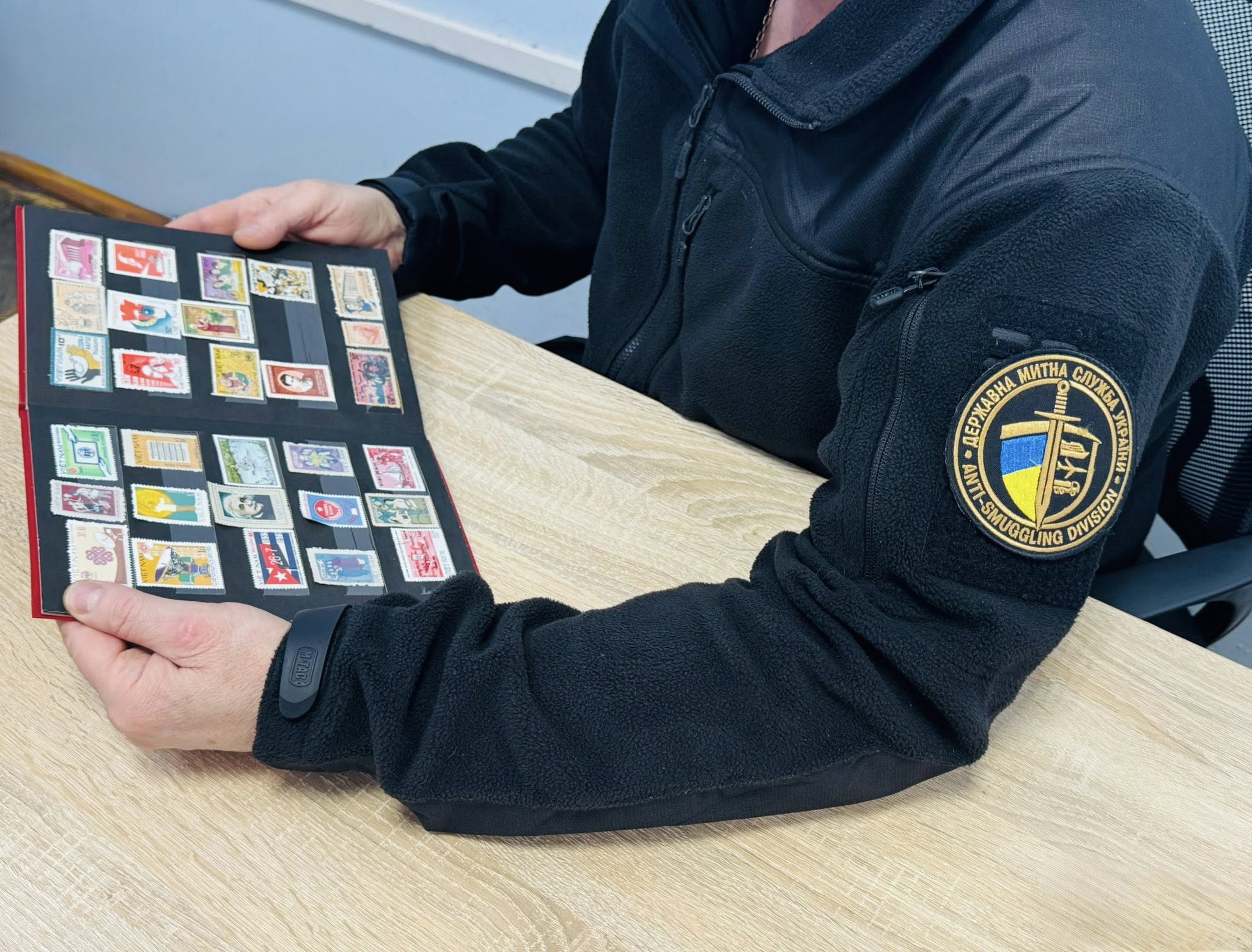 На Вінниччині митники вилучили альбом із в’єтнамськими марками у іноземця
