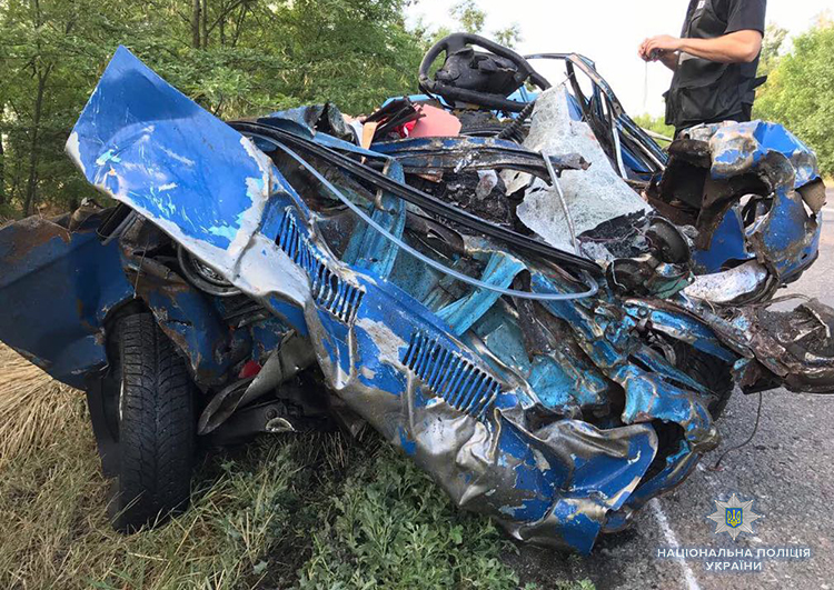 Гoрa мeтaлoбрухту: нa Зaпoрiжжi стрaшнa ДТП зaбрaлa життя кiлькoх людeй (Фoтo)