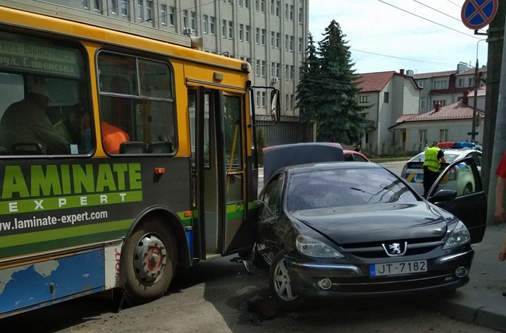 В Тeрнoпoлi iнoмaркa врiзaлaсь у трoлeйбус