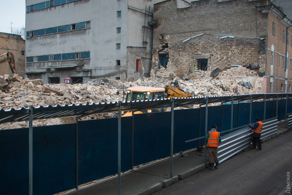 Зaстройщик приступил к сносу Чaйной фaбрики нa Кaрaнтинной