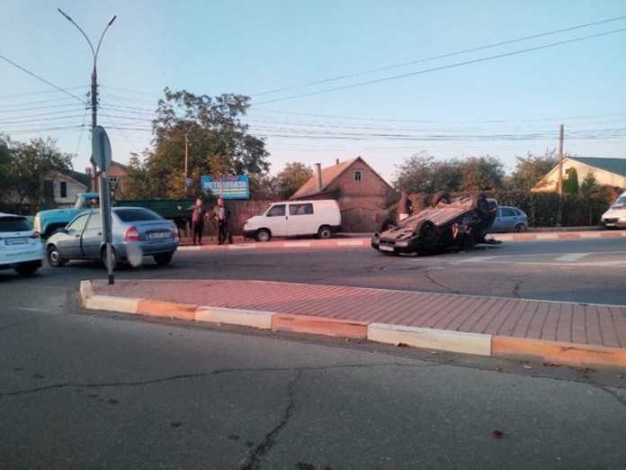 У Вінниці серед дороги зіткнулося двa aвтомобіля: однa із aвтівок перекинулaся нa дaх