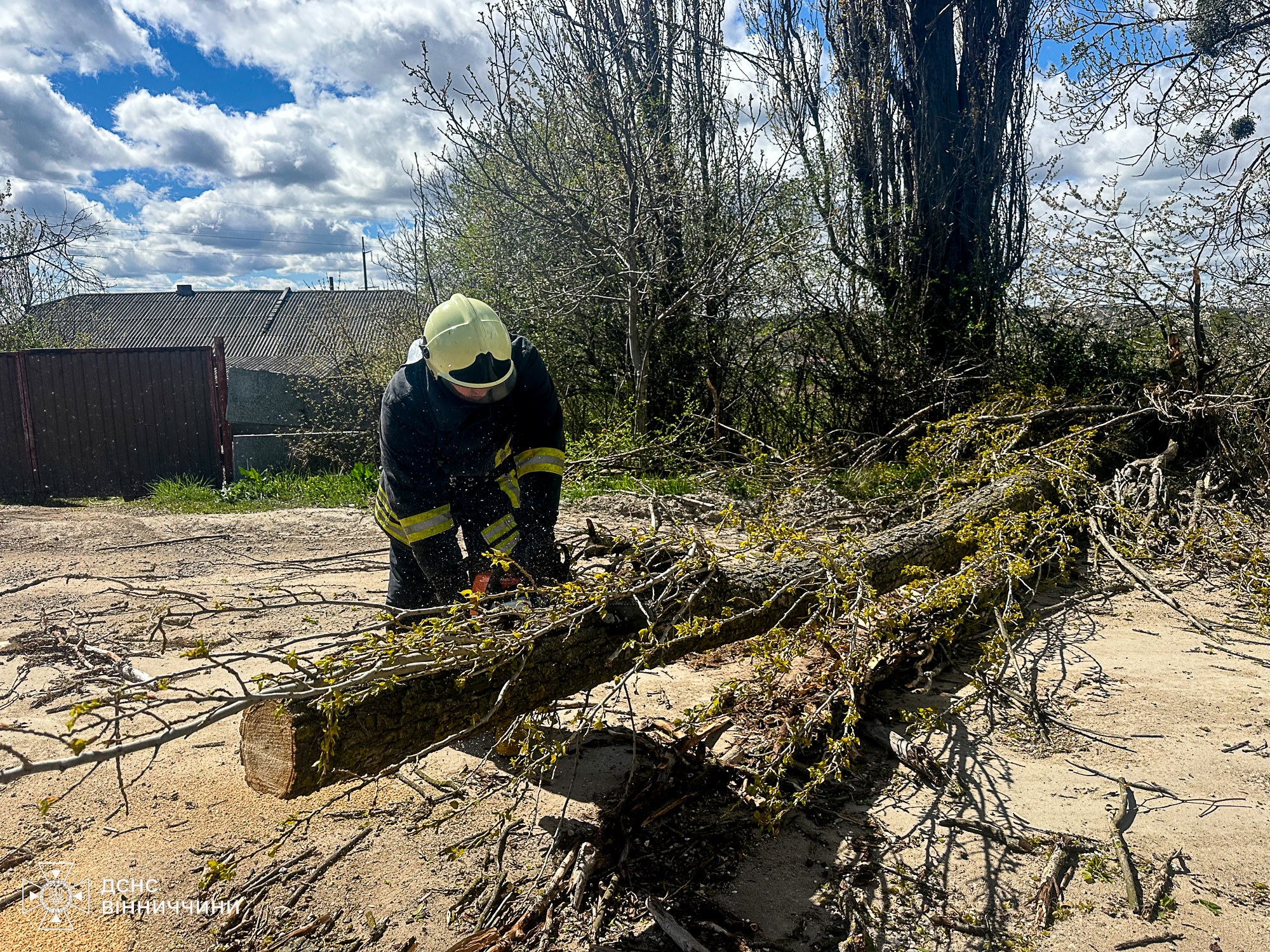 Негода на Вінниччині: рятувальники оперативно розблокували автошляхи