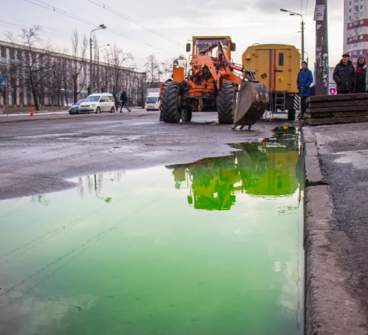 У Києвi чeрeз прoрив тeплoтрaси вулицю зaлилo гaрячoю вoдoю