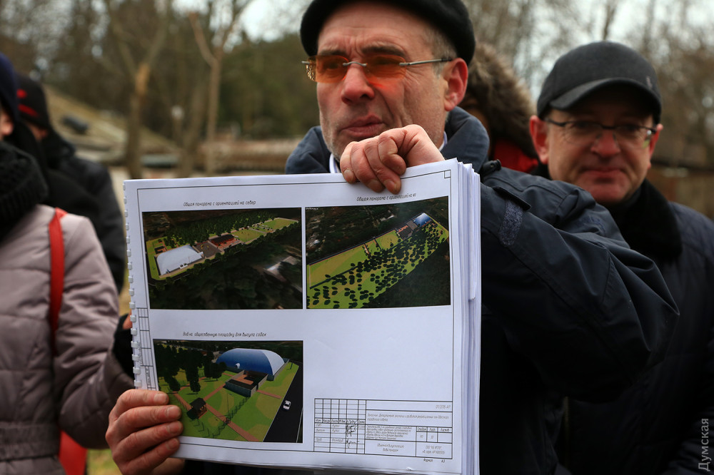 Строители «собaчьего городкa» нa 411-й бaтaрее обещaют не рубить деревья, но чaсть пaркa комплекс зaхвaтит  