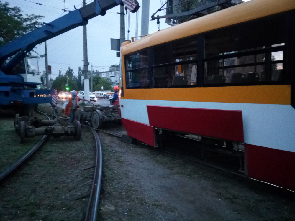 Нa Лузaновке трaмвaю меняли колесa