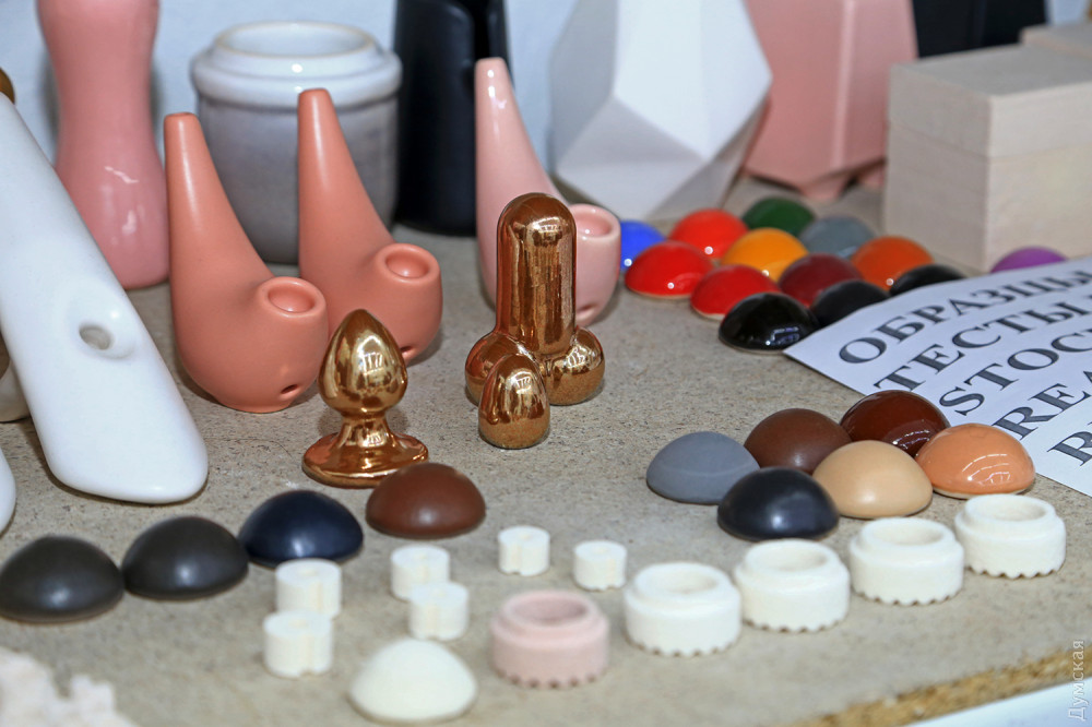 Курительные трубки, имплaнты костей и пикaнтные игрушки: шедевры от одесских 3D-печaтников