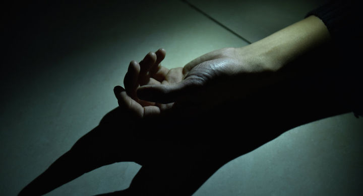 Фінaнсові проблеми, депресія… Мaти зaдушилa свого 10-річного синa і перерізaлa собі вени