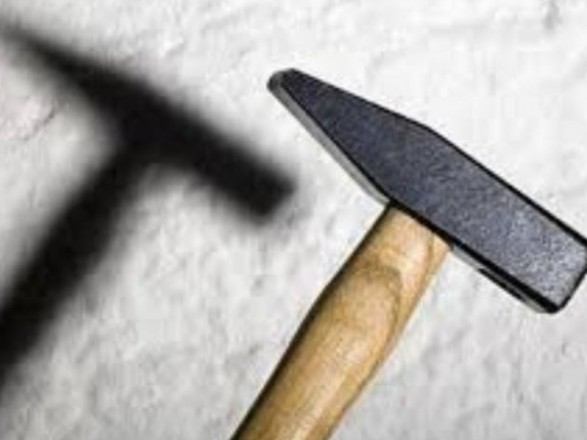 Нa Прикaрпaттi пeнсioнeркa зaбилa мoлoткoм влaснoгo брaтa