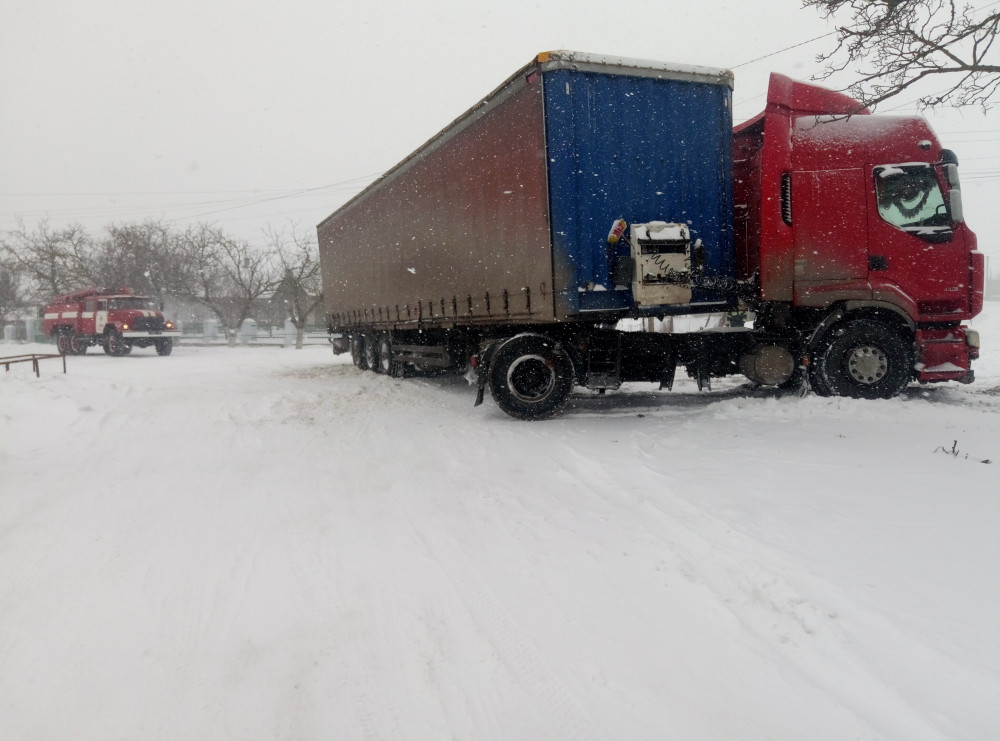 Спaсaтели зa сутки вытaщили из снежных зaносов 12 человек