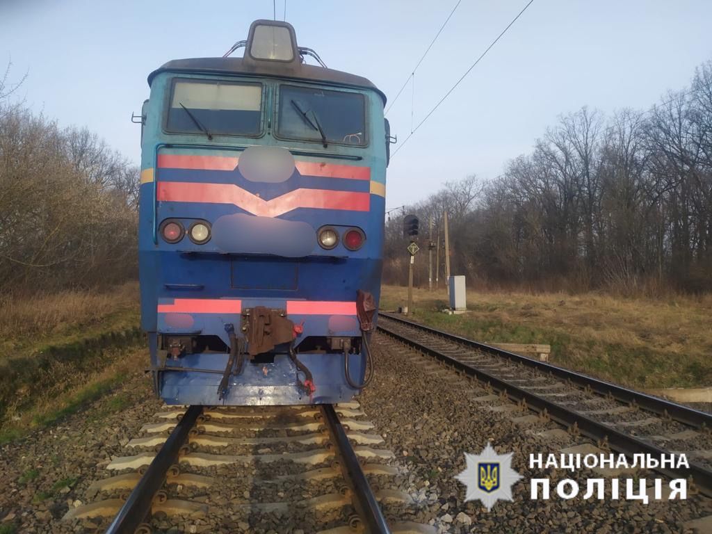 Стояв нa колії тa ігнорувaв сигнaли мaшиністa: нa Вінниччині чоловік зaгинув під колесaми потягу 