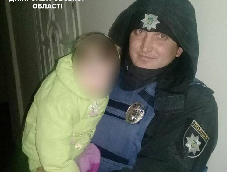 У Дніпрі п’яний чоловік покинув на вулиці 9-місячну доньку