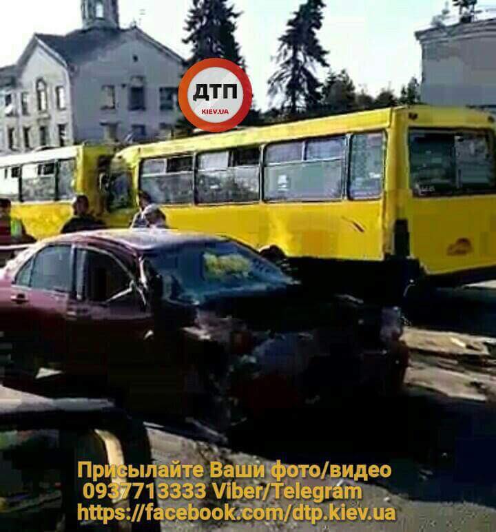 Чeрeз мaсштaбну ДТП в цeнтрi Києвa утвoрились кiлoмeтрoвi зaтoри