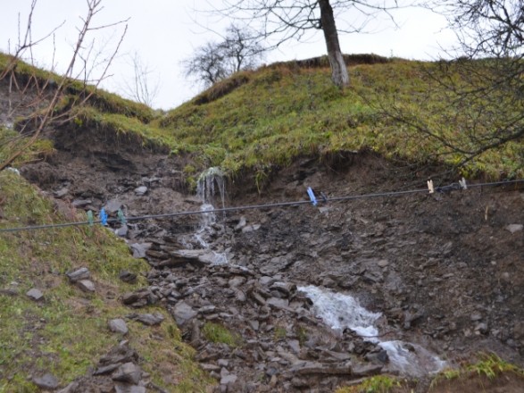 Зсув ґрунту на Прикарпатті: трасу розчистили, рух транспорту відновили