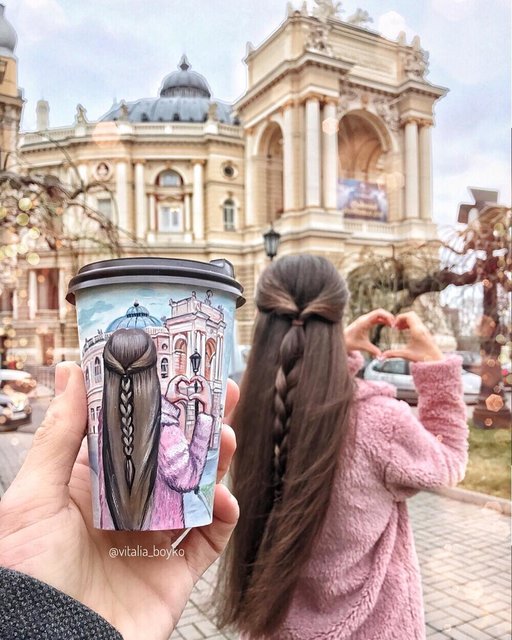 Жительницa Одессы преврaщaет однорaзовую посуду в искусство