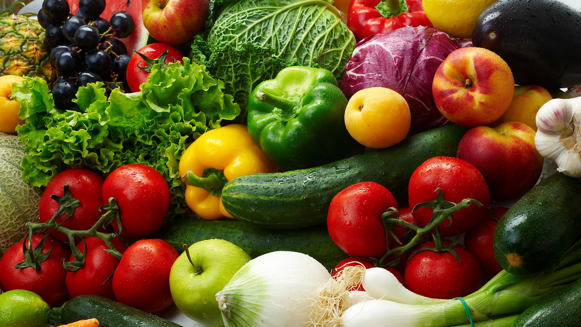 Брудна дюжина: учені назвали фрукти та овочі, де найбільше пестицидів