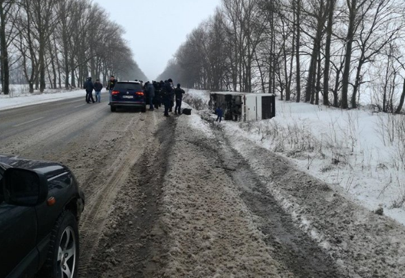 Під Харковом перекинувся автобус з пасажирами (Фото)