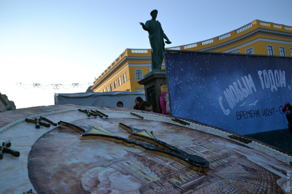 На площади возле Дюка одесситов угощали 400-килограммовым пряничным тортом
