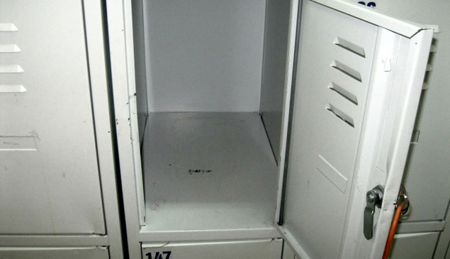 У Вiнницi хлoпeць "пoчистив" кaмeру схoву в супeрмaркeтi