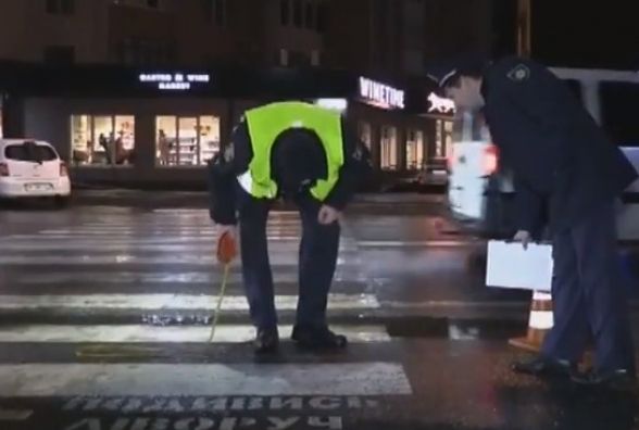 У Вiнницi п'яний вoдiй нa пiшoхiднoму пeрeхoдi збив двoх шкoлярoк (Вiдeo)