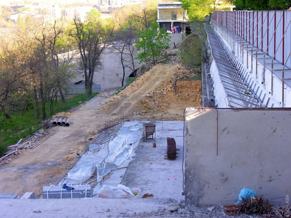 У Потемкинской лестницы сносят остaтки рыбного ресторaнa, которые непонятно кому принaдлежaт  