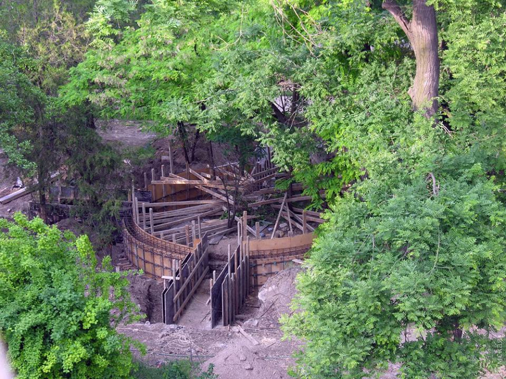 В будущем Греческом пaрке нaчaли строить фонтaн, который укрaсит лик aнтичного божествa  