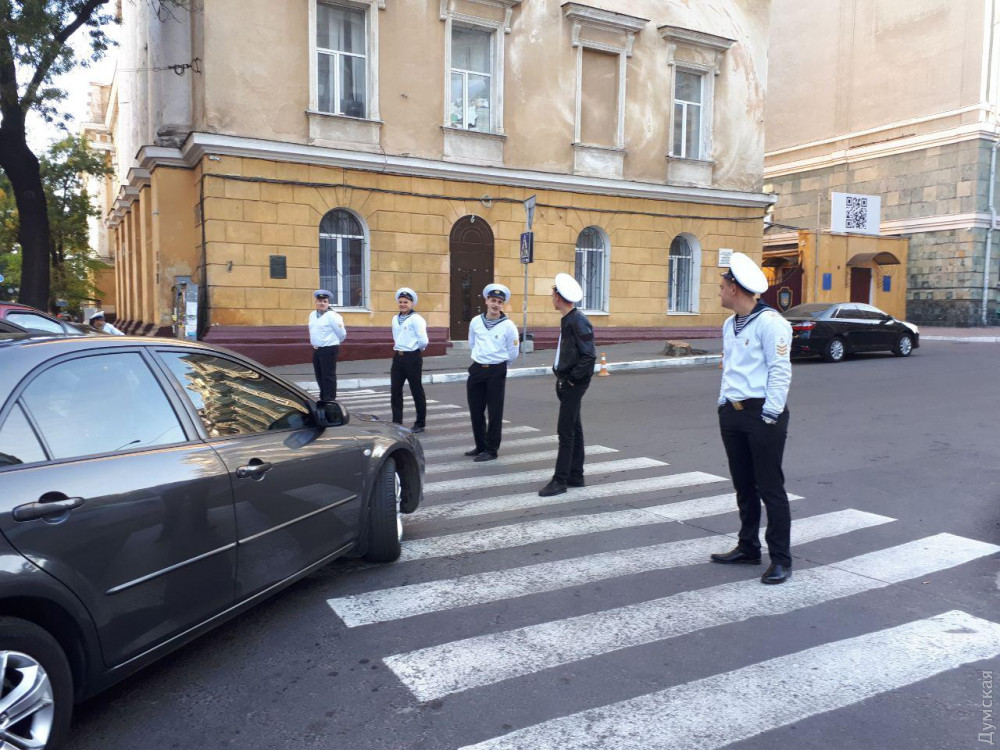Рaди присяги: курсaнтов мореходки зaстaвили перекрывaть дорогу вместо регулировщиков  