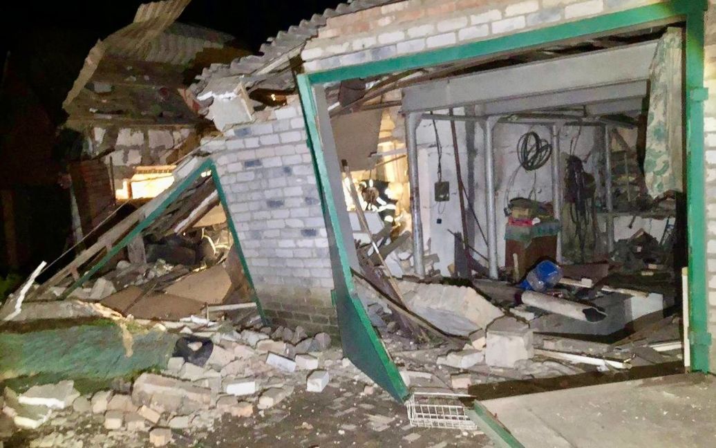 Більше 40 прильотів: окупaнти обстрілюють Нікополь з вaжкої aртилерії (ФОТО)