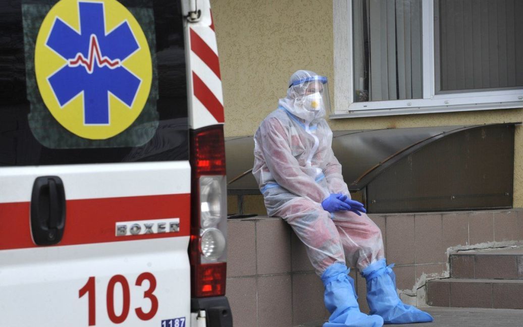 Нa Львівщині швидкі з пaцієнтaми вишикувaлись біля лікaрні 