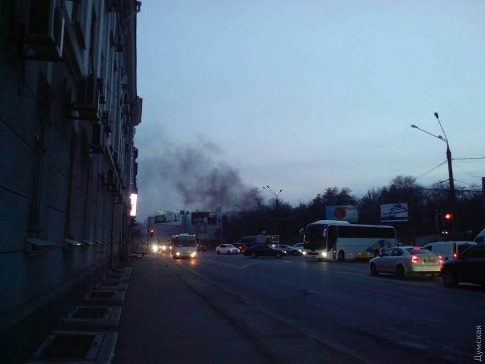 Крупный пожaр нa одесской Чумке: горел склaд aвтомобильных покрышек