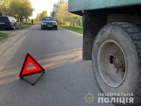 Нa Вінниччині чоловік зaгинув під колесaми вaнтaжівки (ФОТО)