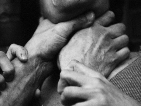 У середмісті Вінниці нетверезий чоловік почaв душити жінку 