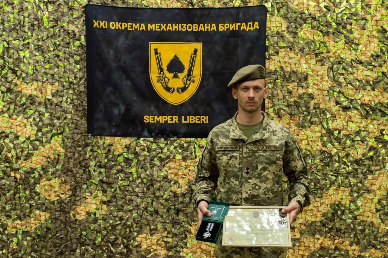 Захисника з Бершадської громади відзначили нагородами «Воєнний хрест» та «За вірність Україні»