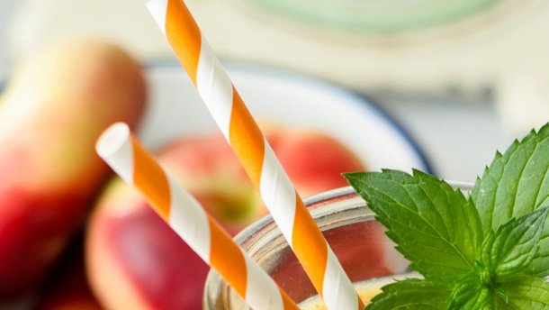 Швидкий та поживний сніданок: молочний смузі з з бананом і нектарином