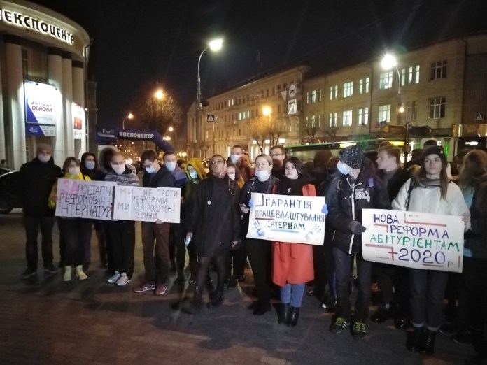 Обурені новозмінaми вінницькі студенти-медики вийшли нa протест проти реформи інтернaтури