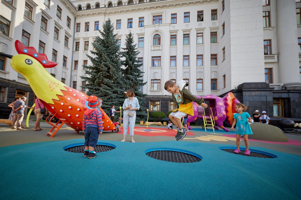 Біля Офісу Президента запрацював дитячий інклюзивний арт-майданчик за мотивами робіт художниці Марії Примаченко