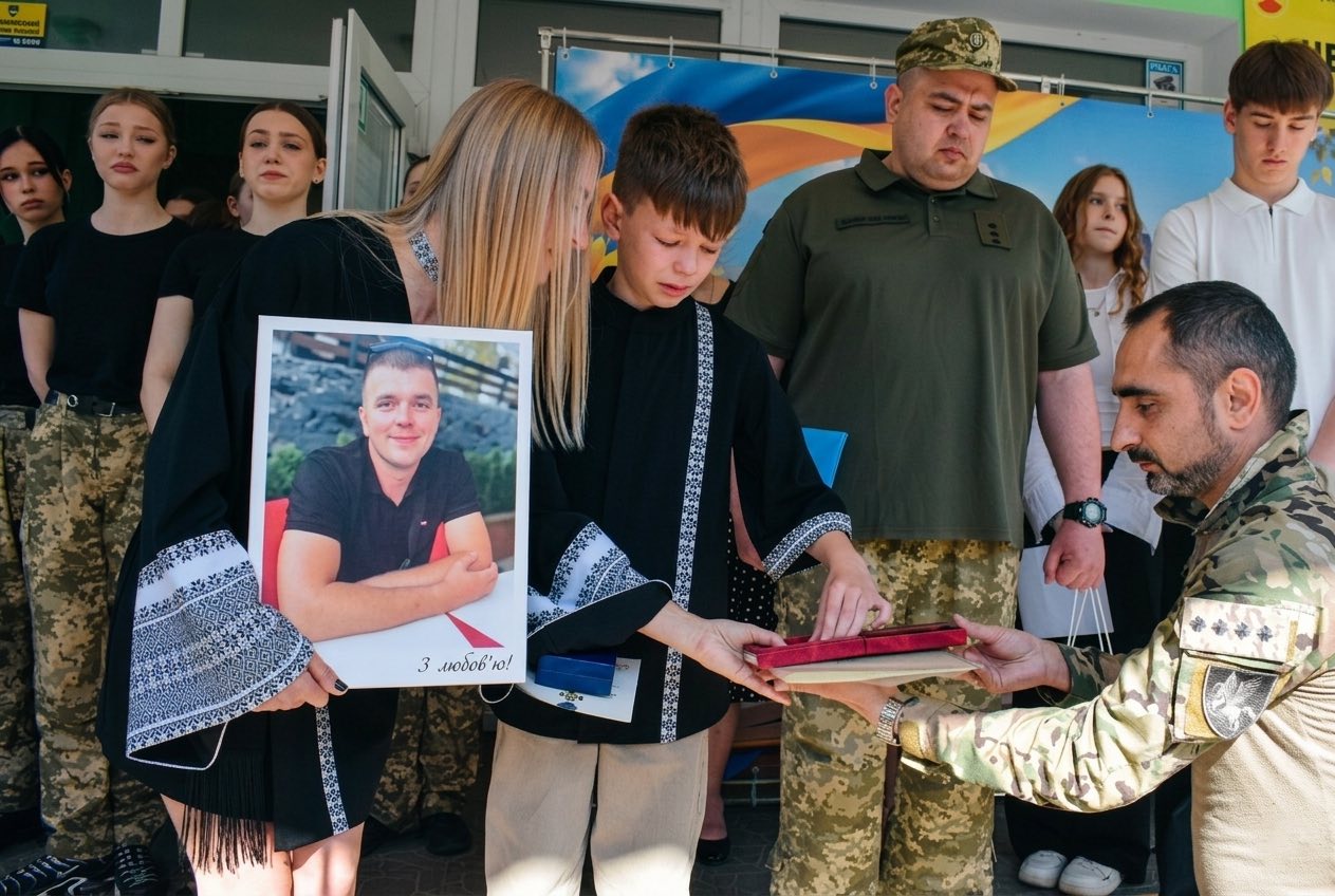 У Вінниці родині полеглого захисника Олександра Олійника вручили державні нагороди