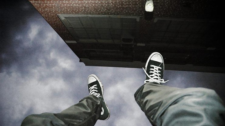 Через конфлікт з батьками випускниця стрибнула з висотки