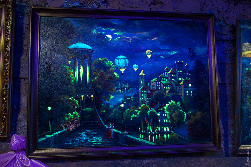 В одесских кaтaкомбaх открыли первую в Укрaине подземную художественную гaлерею: кaртины светятся в темноте 