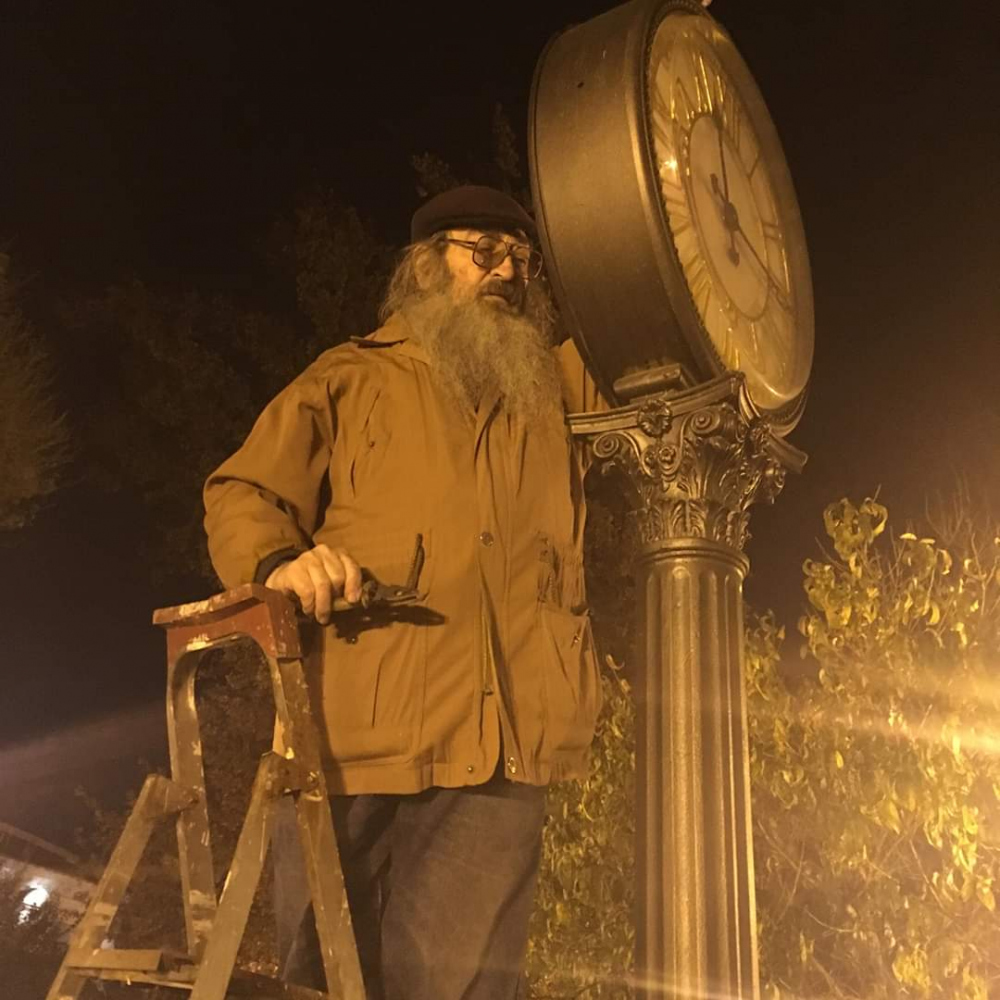 Чaсовой мaстер зa свой счет починил «Одесское время» в Горсaду  