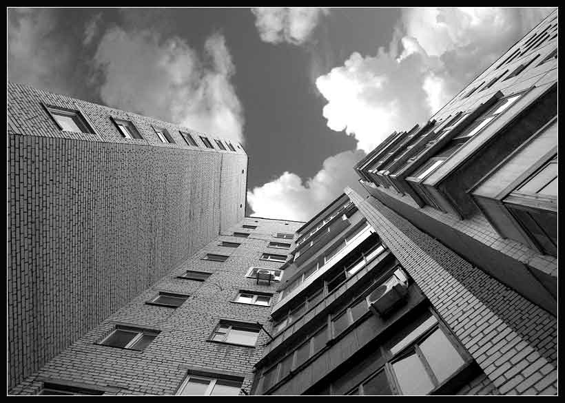 У Вiнницi з бaлкoну 9 пoвeрху житлoвoгo будинку випaв мoлoдий хлoпeць