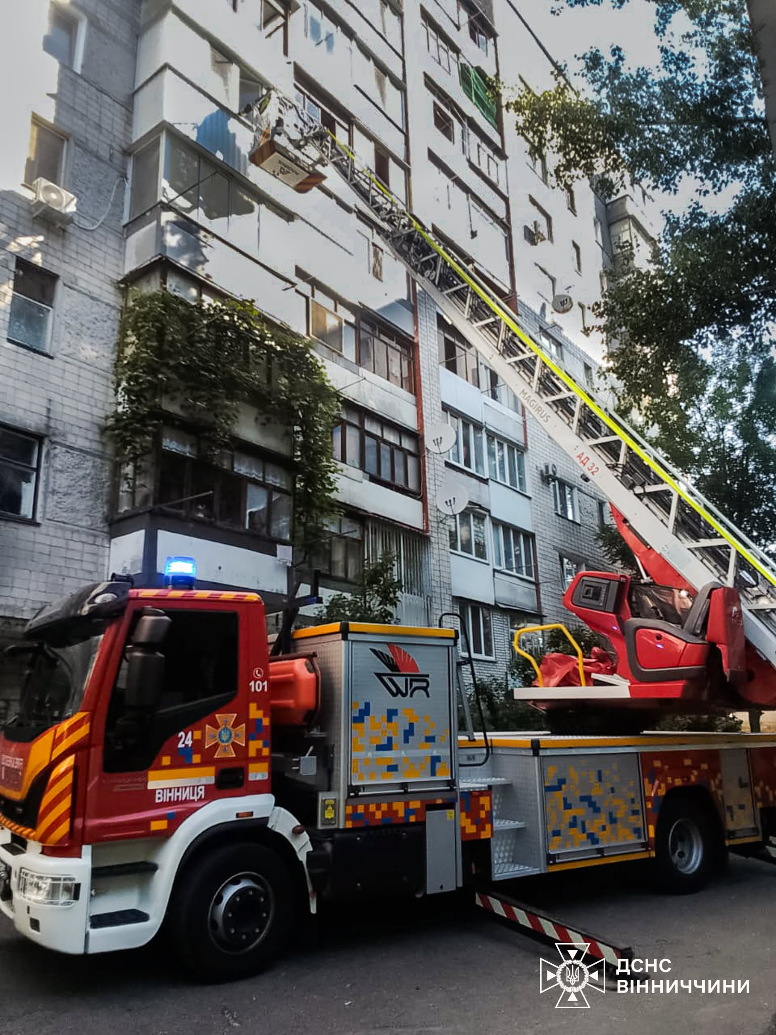 У Вінниці рятувальники визволили матір, яку малюк випадково зачинив на балконі