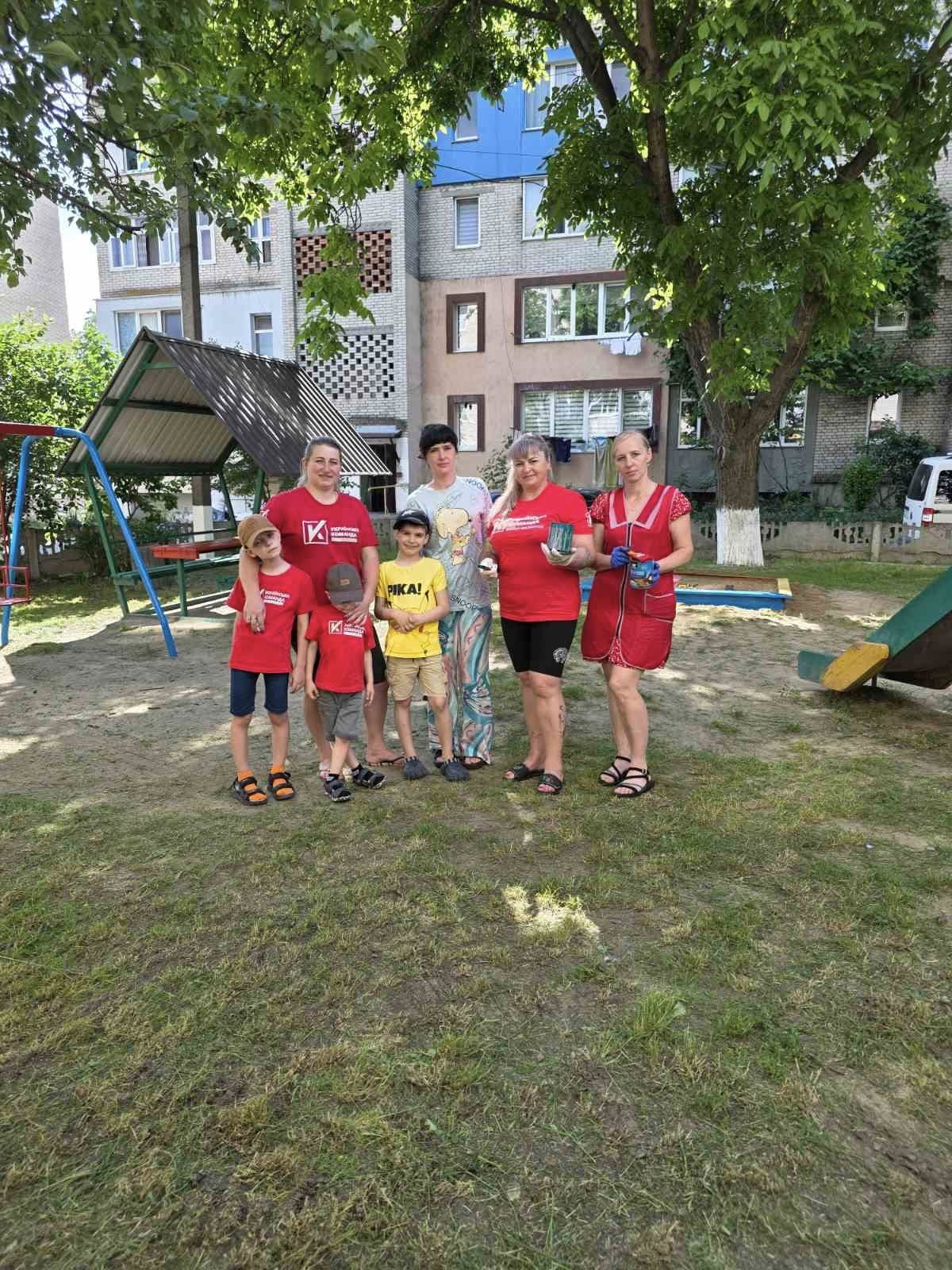 «Українська команда» у Бершаді облаштувала дитячий майданчик для комфортного дозвілля дітей