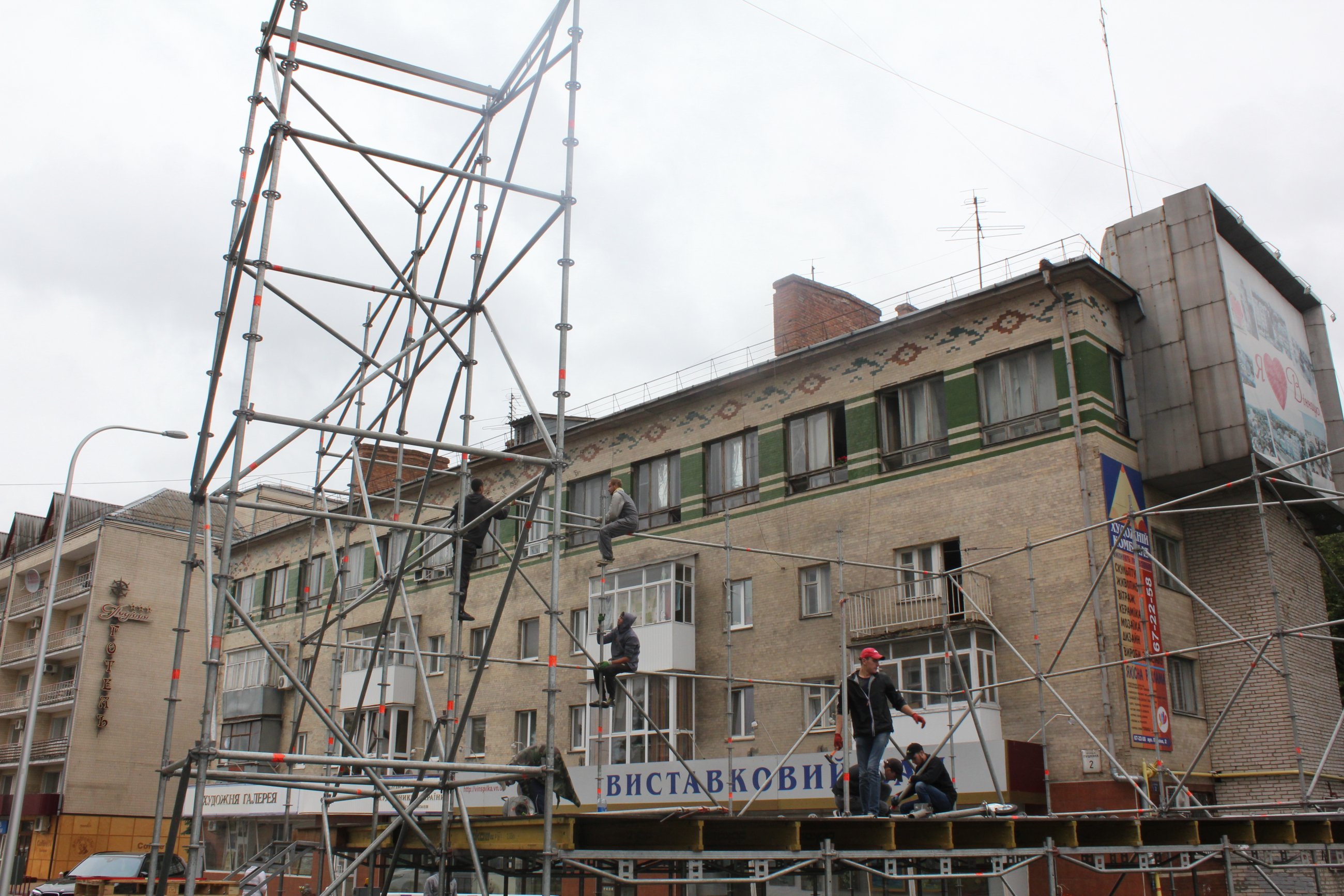 У центрі Вінниці встановлюють сцену для відзначення 26-ї річниці Незалежності України (Фото)